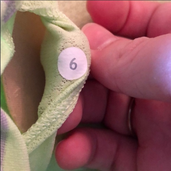 Lululemon size 6 tank top with bra - Picture 3 of 3